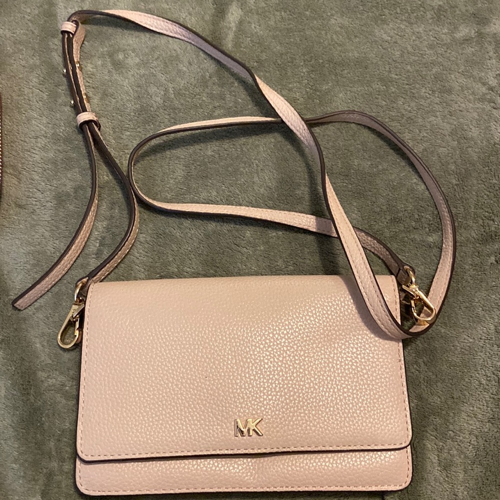 Michael Kors bag ideal for weekend use brand new!No scratches ready to be loved